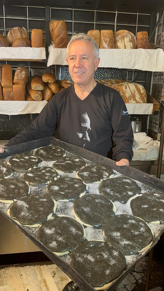 The Tahinli Pide Differentiated with Black Sesame Tahini from Bursa Amazed