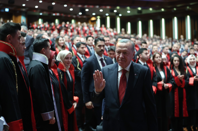 Cumhurbaşkanı Erdoğan hakim ve savcıların gözünün içine bakarak söyledi: Adaletin yokluğu toplum hayatı için felakettir Cumhurbaşkanı Erdoğan hakim ve savcıların gözünün içine bakarak söyledi: Adaletin yokluğu toplum hayatı için felakettir