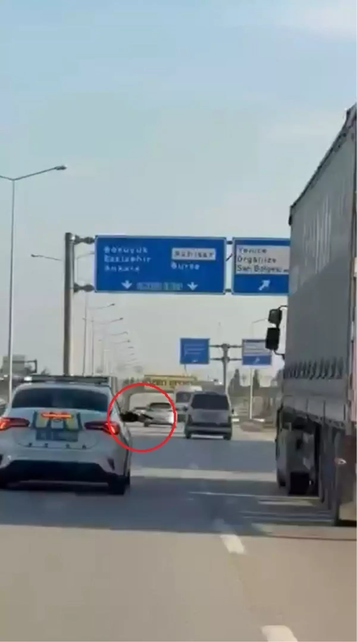 Dur ihtarından kaçan ehliyetsiz TIR sürücüsü, aracın lastiklerine silah doğrultulunca durdu