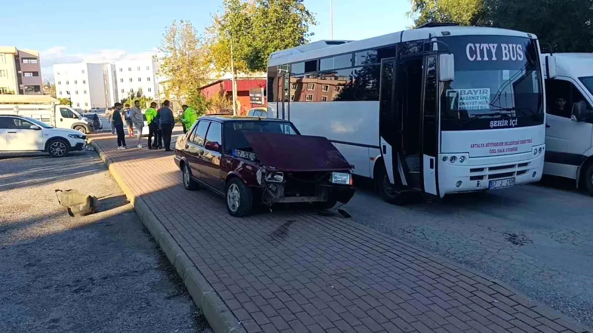 Antalya'da Ehliyetsiz Sürücü Trafik Kazası Yarattı