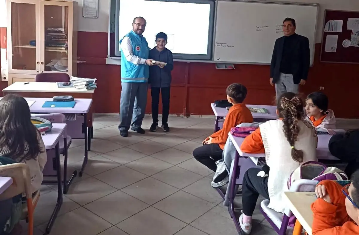 Emet'te Öğrencilere Kur'an-ı Kerim Dağıtıldı