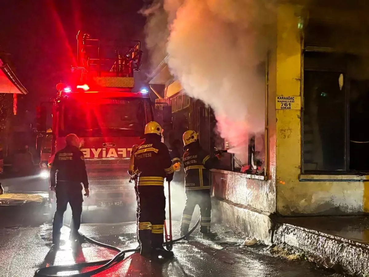 Erzincan'da Yangın: İş Yerine Kepenkler Kırılarak Müdahale Edildi