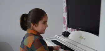 Görme Engelli Çocuk, Mutlak Kulak Yeteneğiyle Piyanist Olma Hayali Kuruyor