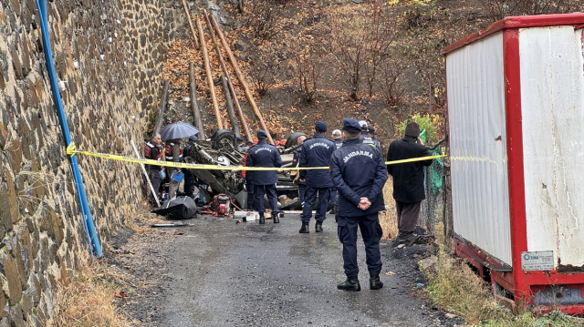 The pickup truck crashed through the barriers and fell onto the lower road! 3 people lost their lives