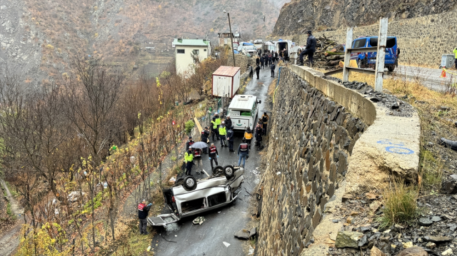 The pickup truck crashed through the barriers and fell onto the lower road! 3 people lost their lives