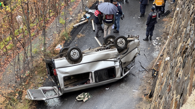 The pickup truck crashed through the barriers and fell onto the lower road! 3 people lost their lives
