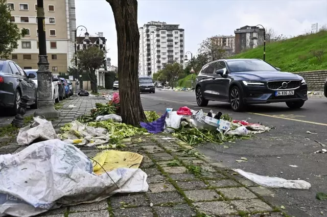 The municipality's waste collection service has stopped, and garbage mountains have formed in the district