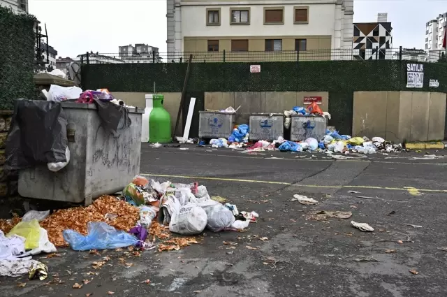 The municipality's waste collection service has stopped, and garbage mountains have formed in the district
