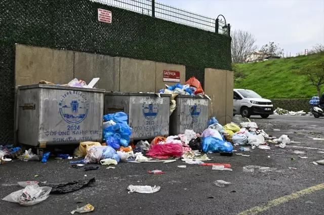 The municipality's waste collection service has stopped, and garbage mountains have formed in the district