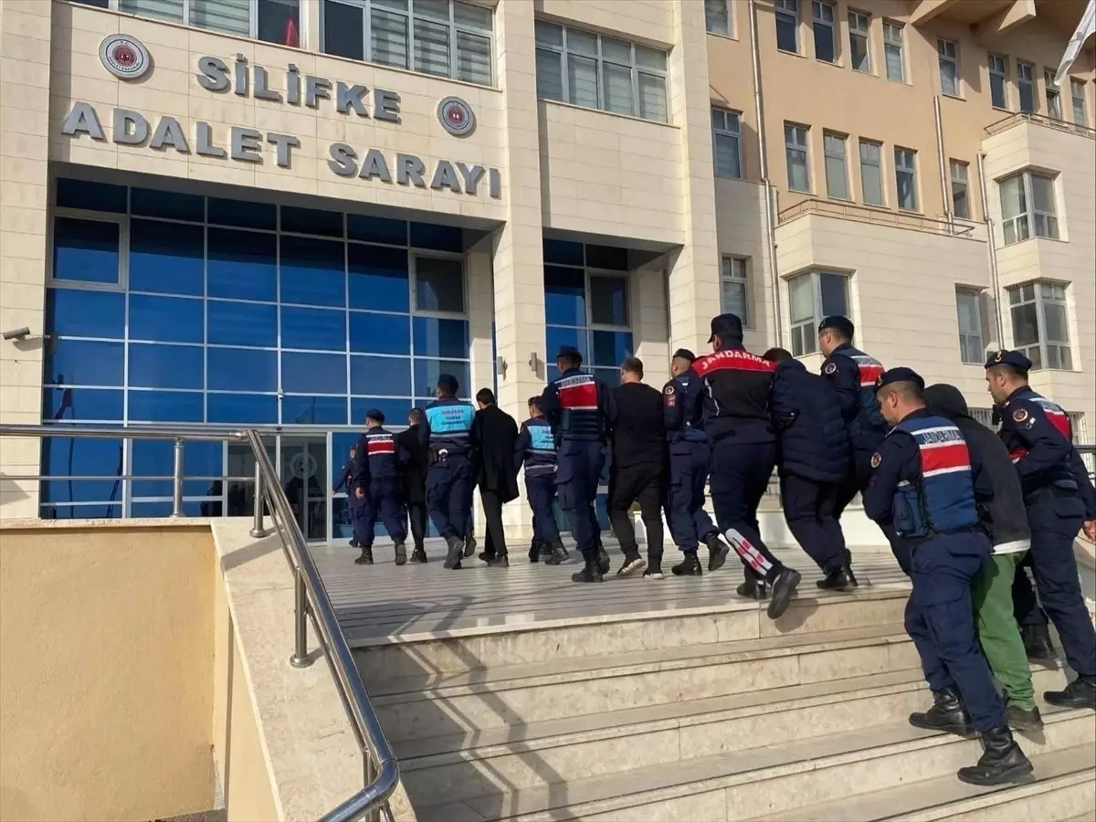 Mersin'de Kaçak Sigara Ticareti Operasyonu: 6 Tutuklama