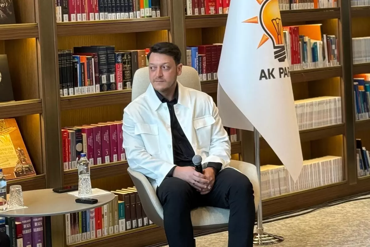 Mesut Özil, ''Telefonundaki en ünlü kim?'' sorusunu düşünmeden yanıtladı: Gerisi yalan