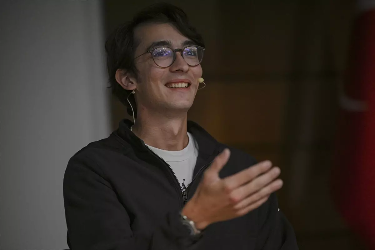 Mete Gazoz üniversite öğrencileriyle söyleşide bir araya geldi