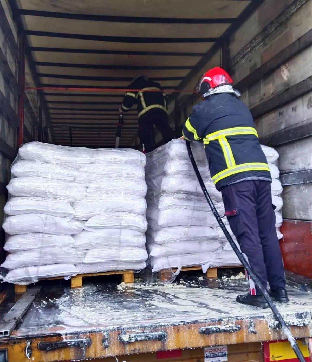 Osmaniye'de seyir halindeki soya yüklü tırda yangın çıktı