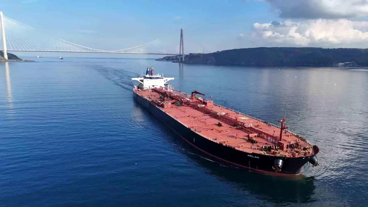 Ukrayna'nın saldırdığı tanker İstanbul Boğazı'ndan geçti