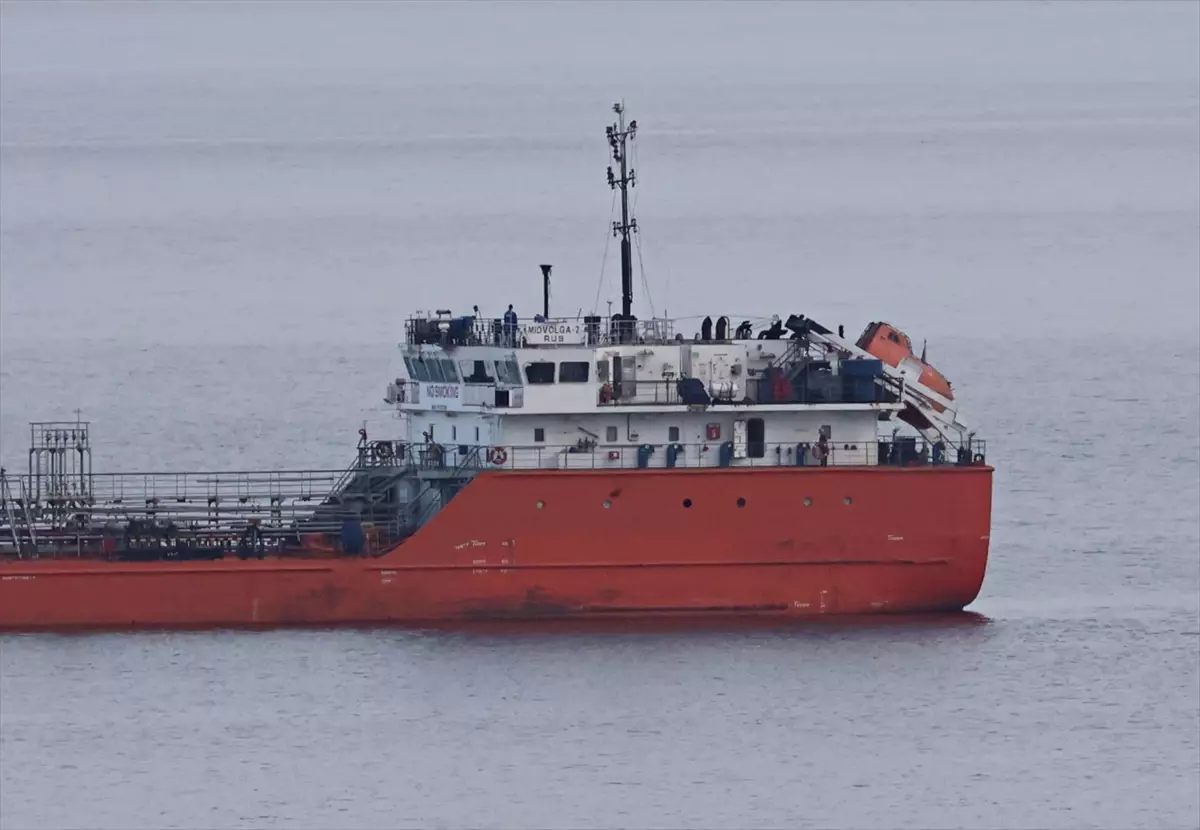 Saldırıya uğrayan 'MIDVOLGA-2' isimli gemi Sinop açıklarına ulaştı