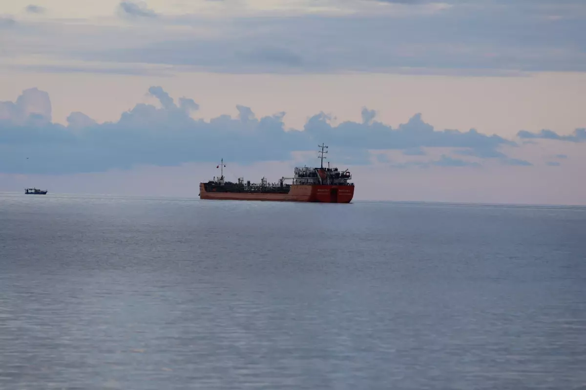 Saldırıya uğrayan 'MIDVOLGA-2' isimli gemi Sinop açıklarında bekliyor