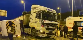 Sinop'ta tır ile çarpışan servis minibüsü şoförü yaralandı