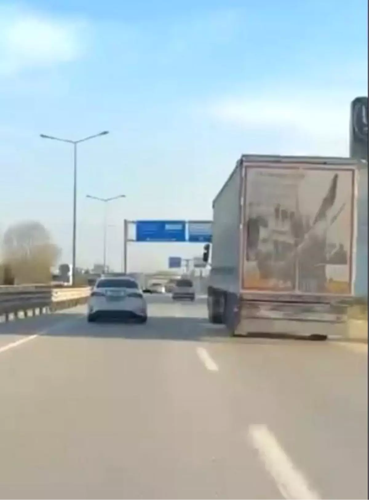 Tehlike saçan tır şoförünü silah doğrultup durdurdular