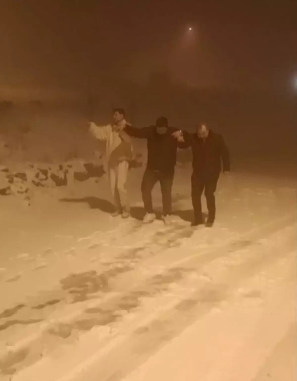 Uludağ'da Kar Yağışını Horonla Kutlayan Arkadaşlar