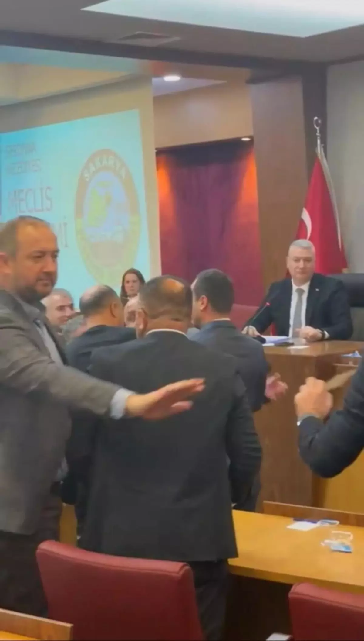 Üniversitelilerin izlediği belediye meclis toplantısı karıştı