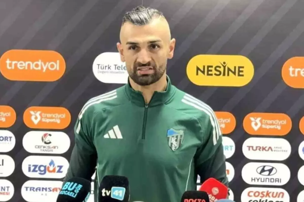 Yaptığı paylaşım başına iş açtı! Derbiyi izleyen Serdar Dursun'a büyük şok