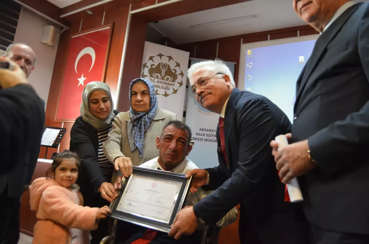 Tekerlekli sandalyedeki engelli adam 44 yaşında okuma-yazma öğrendi