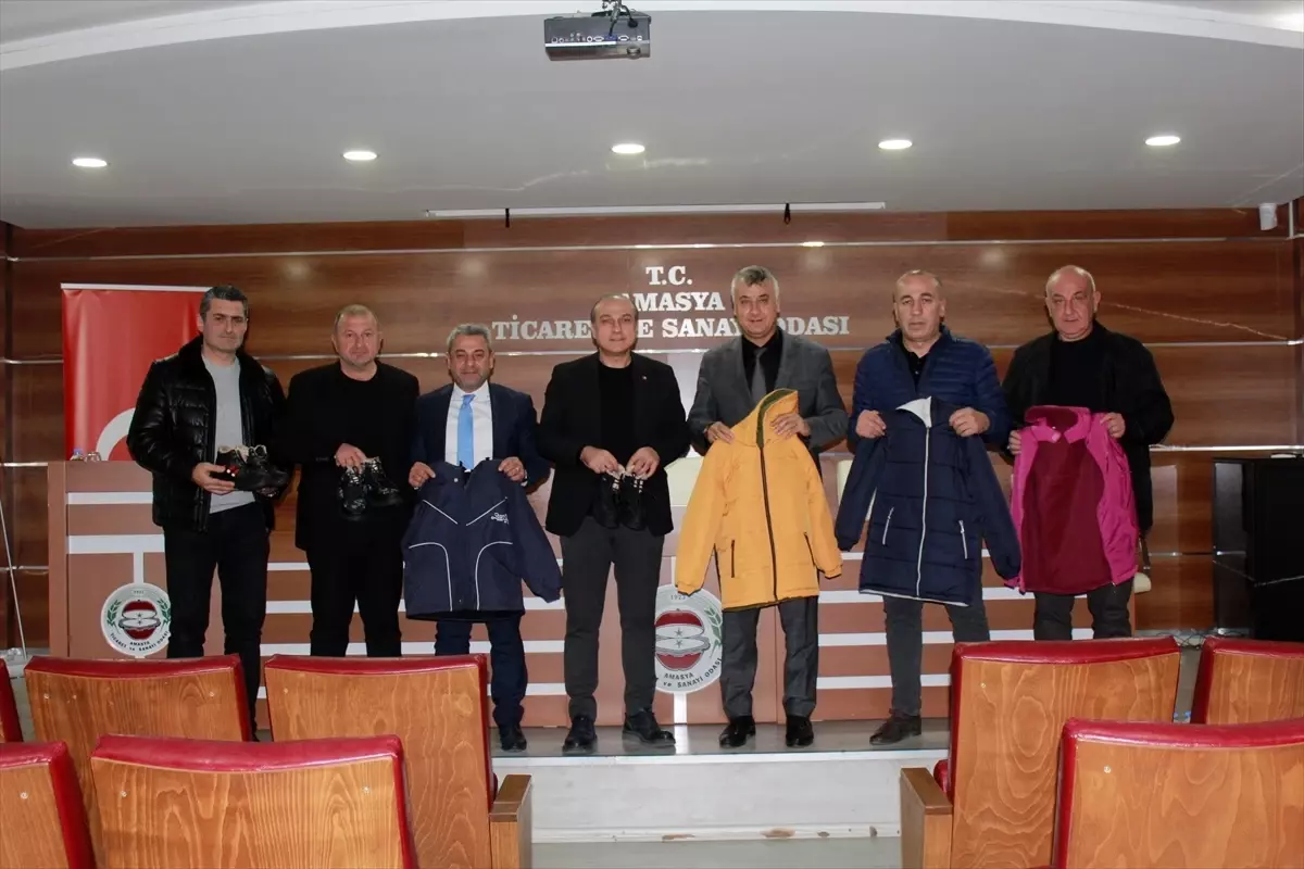 Amasya'da 250 öğrenciye mont ve ayakkabı desteği