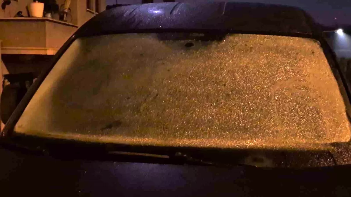 Bartın'da sıcaklık 4 dereceye kadar düştü araç camları buz tuttu