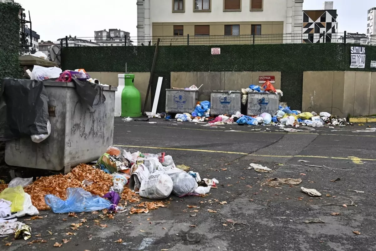 Belediyenin çöp toplama hizmeti durdu, ilçede çöp dağları oluştu