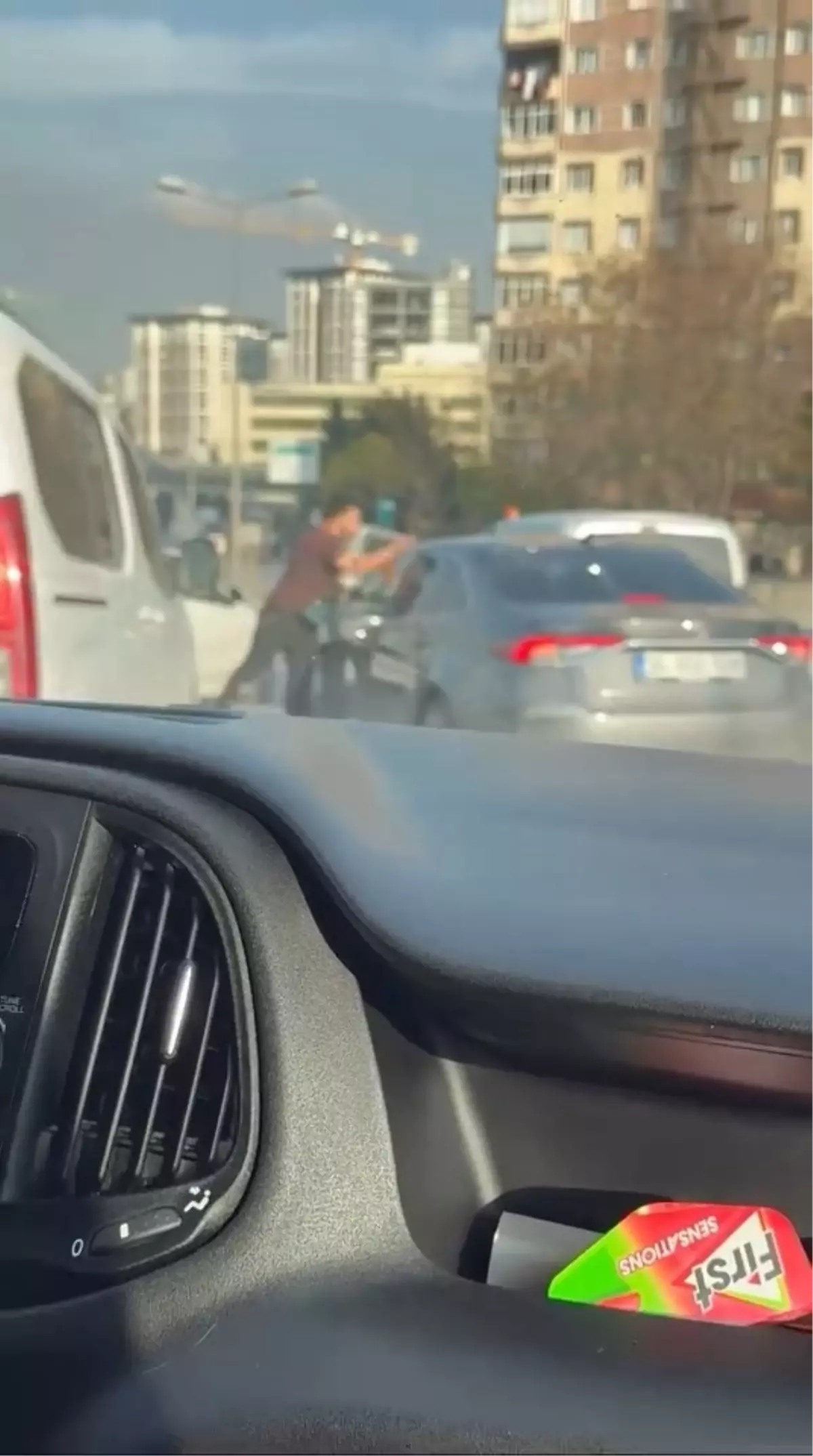 Beşiktaş'ta trafikte yol verme kavgası: Otomobilin camını yumrukladı