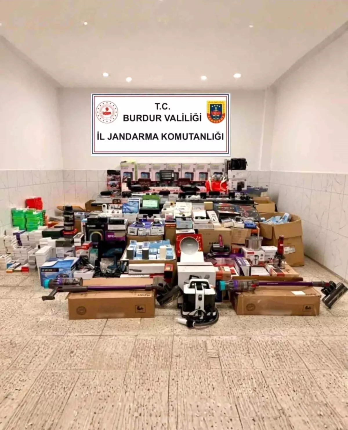 Burdur'da 1 milyon 300 bin liralık kaçak ürün ele geçirildi: 1 gözaltı