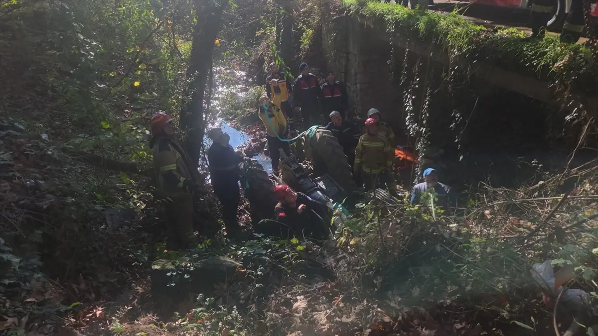 Bursa'da devrilen traktörün altında sıkışan sürücüyü ekipler kurtardı