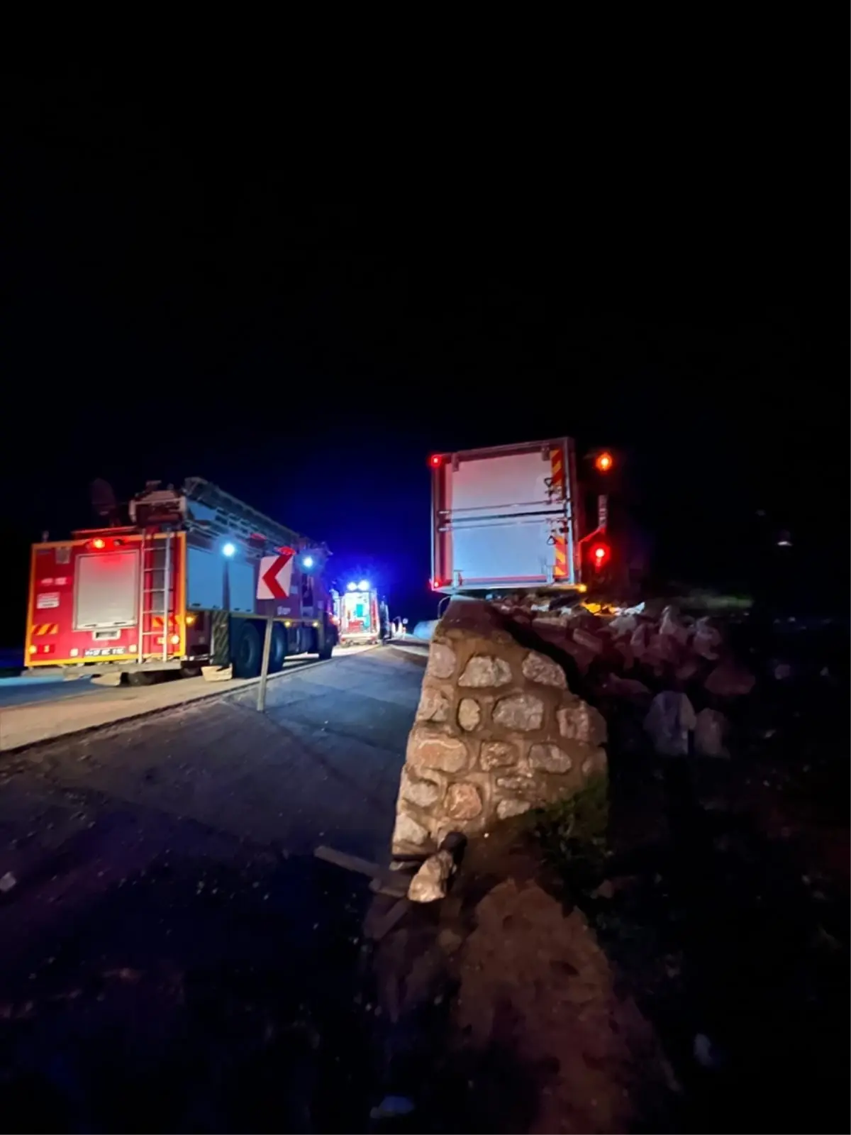 Çanakkale'de devrilen tırdaki 2 kişi yaralandı