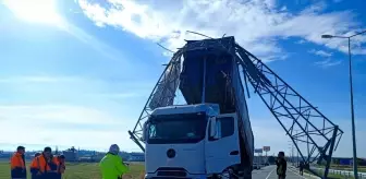 Denizli'de açık unutulan tırın dorsesi trafik levhasına çarptı