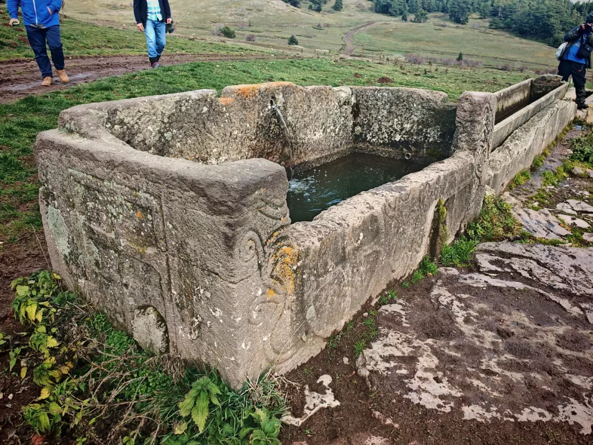 Doğa yürüyüşünde, su oluğu olarak kullanılan lahit buldular