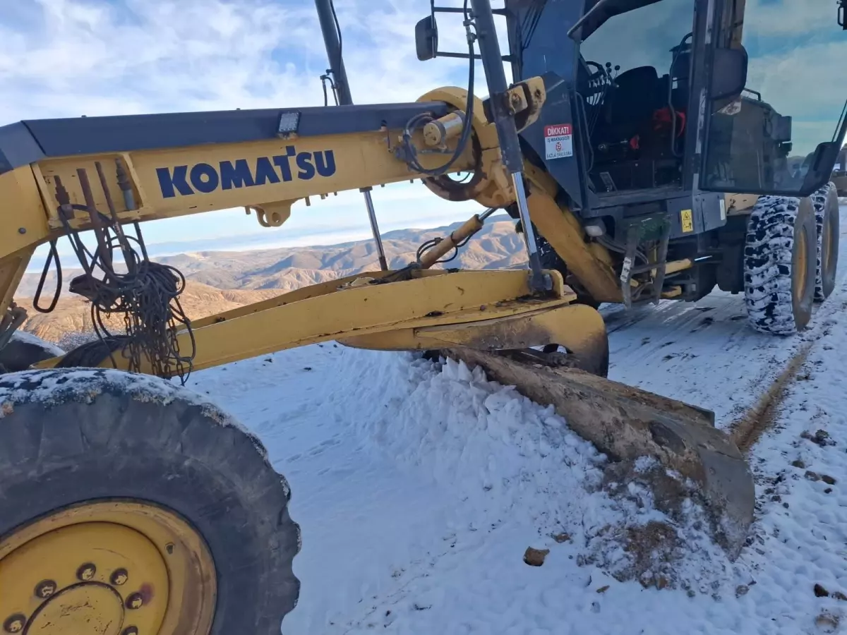 Elazığ'da yüksek kesimlerde karla mücadele çalışması