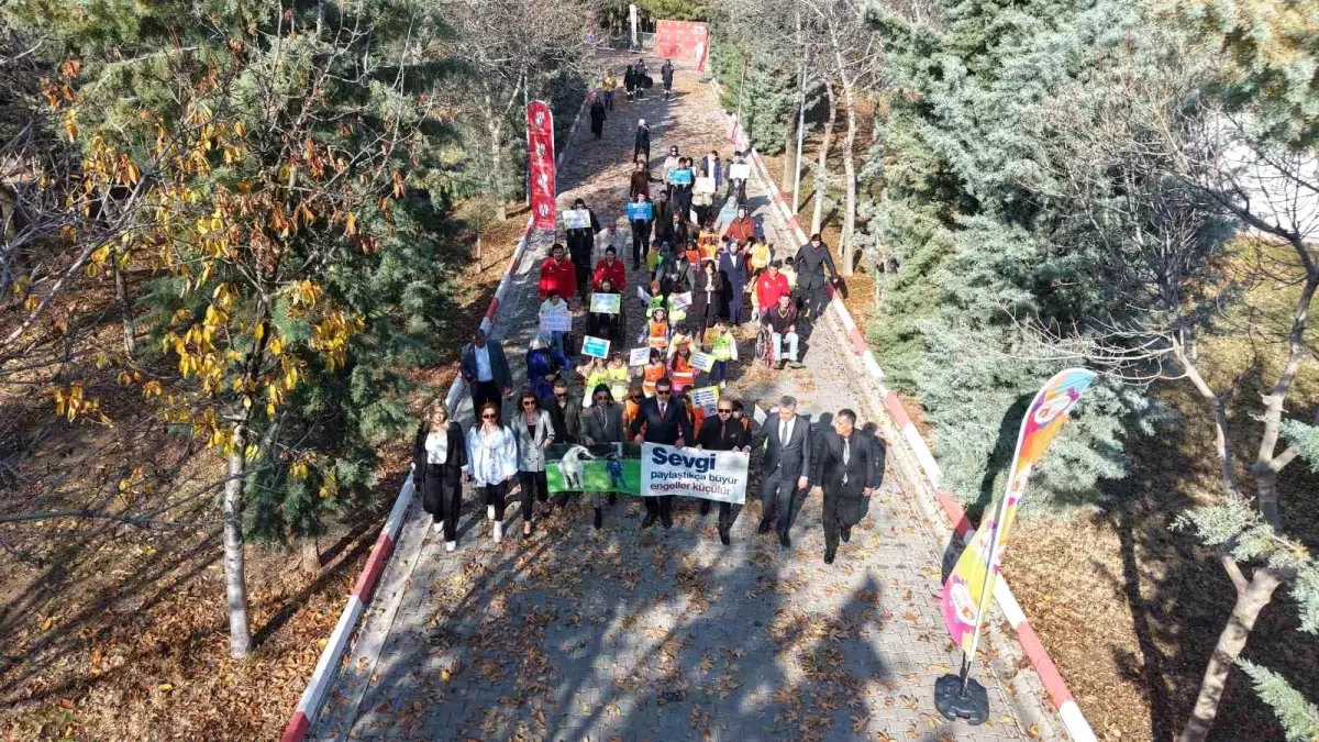 Elazığ Hipodromu'nda öğrenciler tekerlekli sandalye, görme ve işitme engeline yönelik parkurları deneyimledi