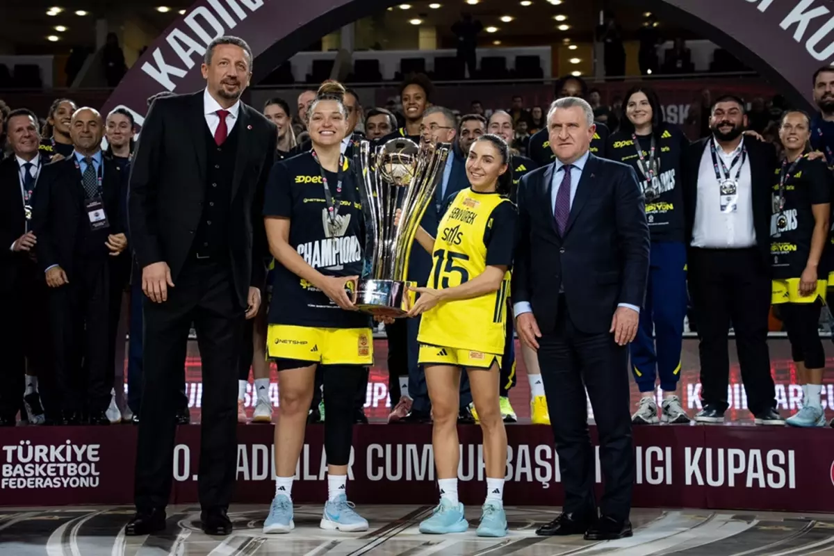 Fenerbahçe Opet şampiyonluk kupasını kaldırdı