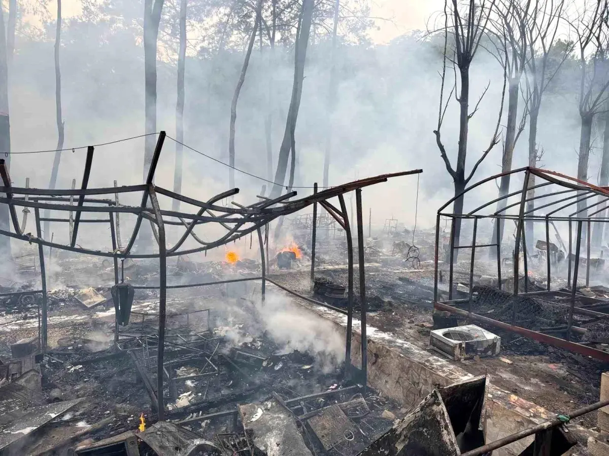 Fethiye'de onlarca karavan ve bungalov küle döndü
