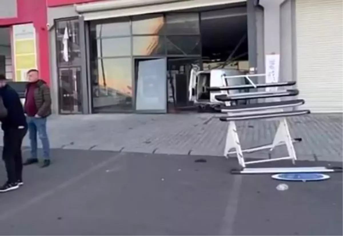 Fren yerine gaza basınca dükkana daldı