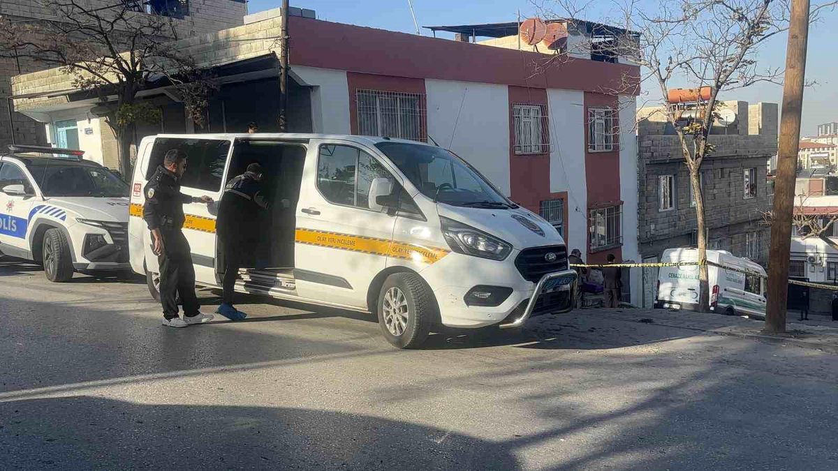 Gaziantep'te eski koca dehşeti: Boşandığı eşini bıçakla öldürdükten sonra kendisini ağır yaraladı
