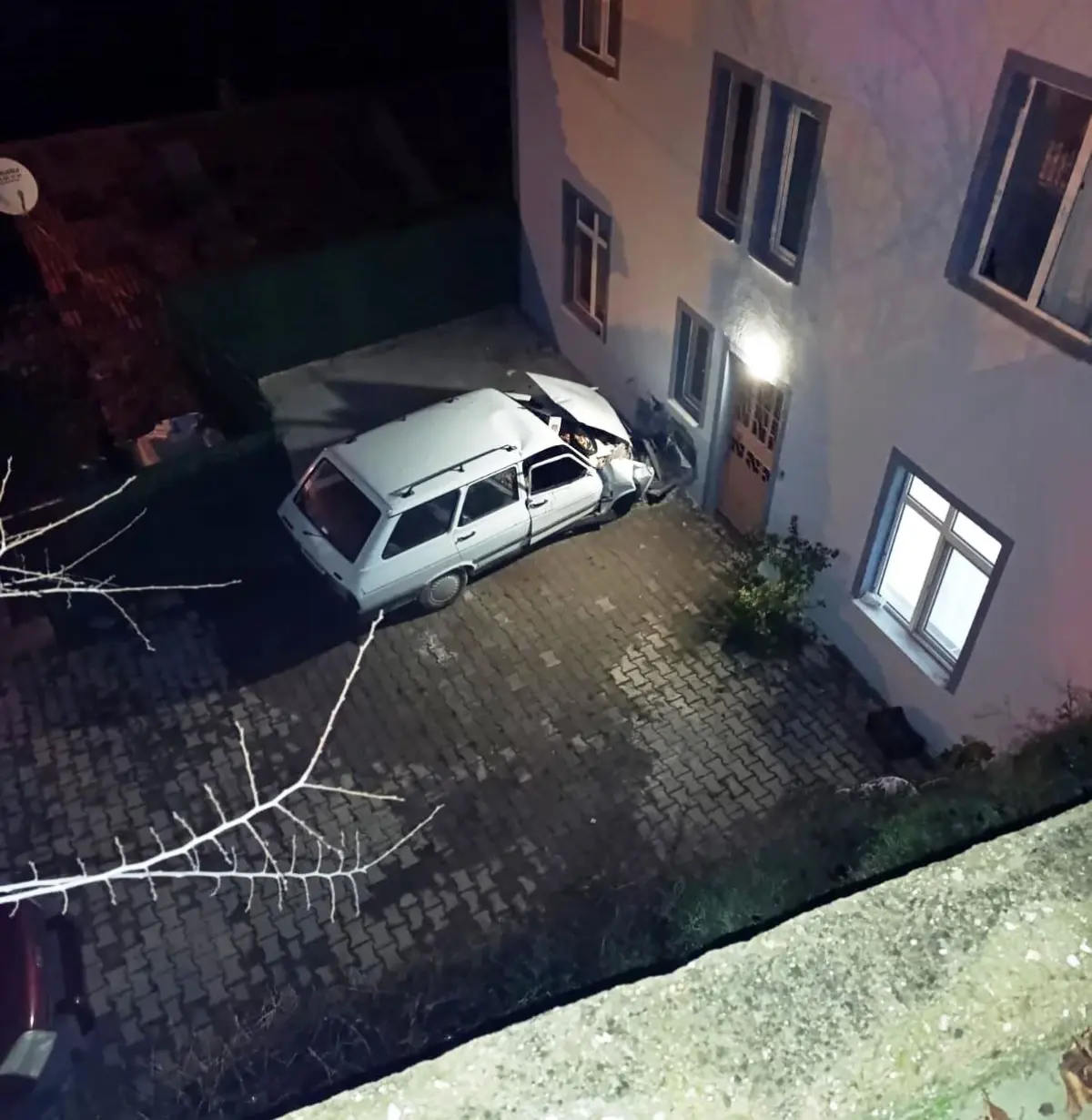 Hisarcık'ta otomobil evin duvarına çarptı: 1 ölü, 1 yaralı