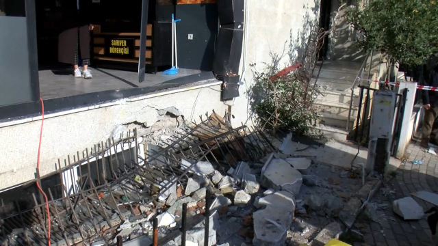 IETT bus crashed into a pastry shop! There are injured