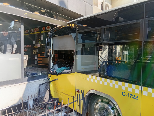 IETT bus crashed into a pastry shop! There are injured