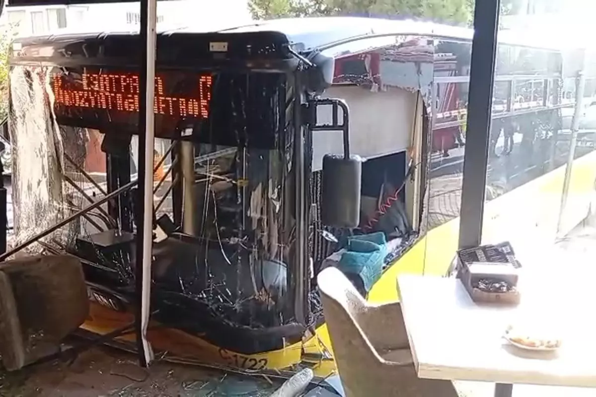 İETT otobüsü börekçiye daldı! Yaralılar var