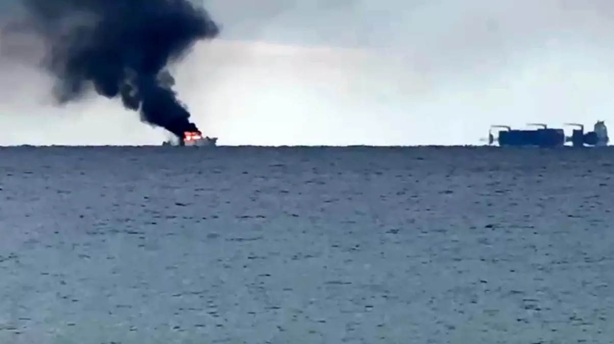 Kalkan açıklarında alev alan lüks teknedeki kaptan Sahil Güvenlik ekiplerince kurtarıldı