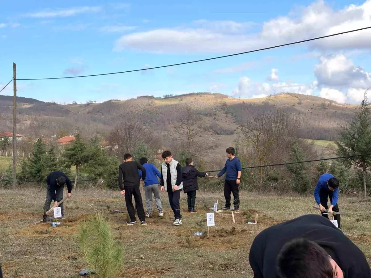 Kavak'ta doğa için fidan, eğitim için kitap desteği