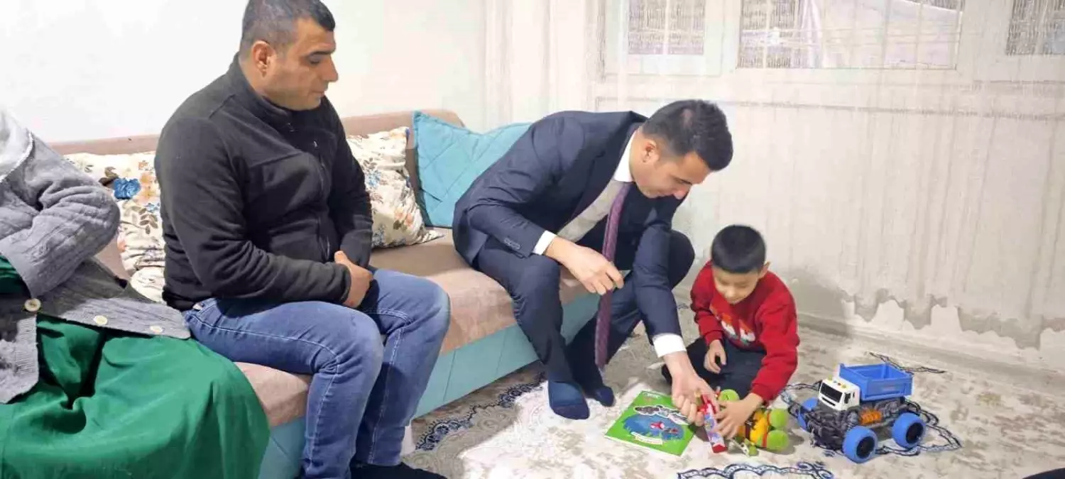 Kaymakam Özdemir miniklere oyuncak dağıttı