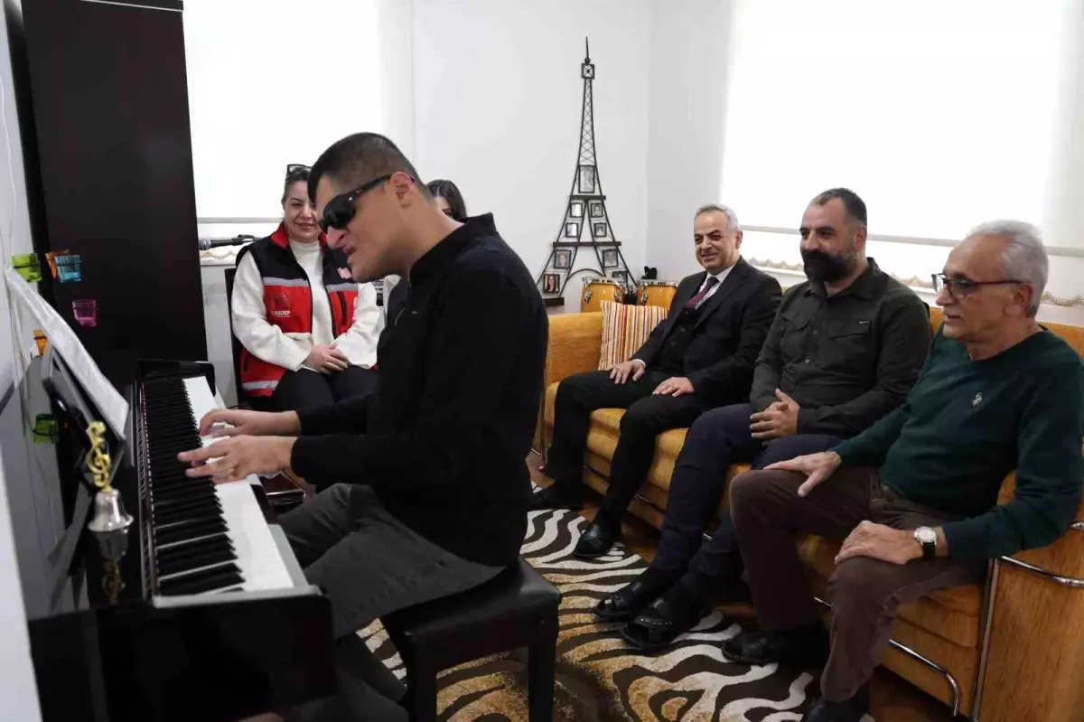 Konservatuvarı dereceyle bitiren görme engelli Mehmet dört enstrümanda ustalaştı