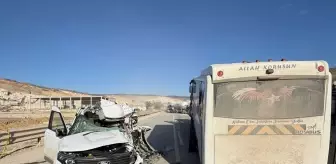 Mersin'de midibüsle çarpışan hafif ticari aracın sürücüsü hayatını kaybetti